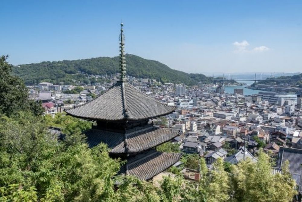 天寧寺三重塔越しの風景